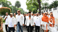 Rombongan PKS yang dipimpin Presiden PKS Ahmad Syaikhu mendatangi KPU Pusat untuk mendaftarkan caleg DPR RI
