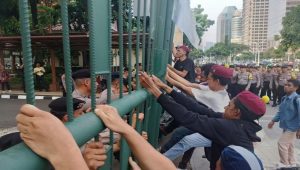 Kelompok Cipayung Plus berdemonstrasi di depan Gedung Kemenbudristek untuk memperingati Hari Pendidikan Nasional (Hardiknas), Selasa, 2/5/2023. | Ist