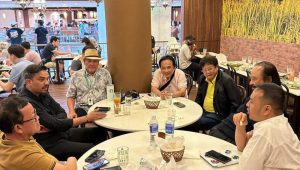 Ketua DPD Partai Golkar Kalimantan Barat Maman Abdurrahman bertemu dengan Surya Paloh dan elite Partai NasDem lainnya di Singapura, Sabtu, 29/4/2023. | Ist