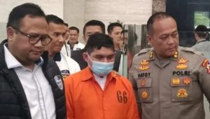 Andi Pangerang Hasanuddin menggunakan rompi tahanan dalam kasus ujaran kebencian. | Antara