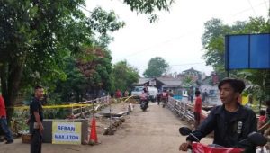Jembatan Ciranjang putus akibat dihantam banjir. | Antara