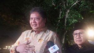 Ketum Golkar Airlangga Hartarto diwawancarai usai mengikuti pertemuan Parpol dengan Jokowi. | Antara