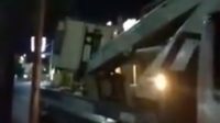 Tangkapan layar rekaman video mobil crane milik Pemkot Bandar Lampung digunakan untuk memasang bendera Partai Nasdem. | ist
