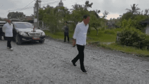 Jokowi Cek Jalan Rusak di Lampung. | Tangkapan Layar Video Setpres