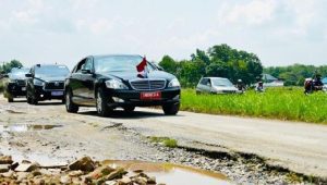 Mobil sedan yang dinaiki Presiden Joko Widodo melintasi Jalan Terusan Ryacudu, Kota Baru, Jati Agung, Kabupaten Lampung Selatan, Lampung, Jumat, 5/5/2023. | Biro Pers Sekretariat Presiden