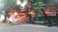 Kebakaran terjadi pada sebuah pabrik cat di Jalan Bandengan Utara, Penjaringan, Jakarta Utara, Senin, 8/5/2023. | Ist