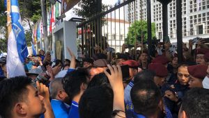 Kedatangan Partai Amanat Nasional (PAN) ke Komisi Pemilihan Umum (KPU) pada hari ini, Jumat, 12/5/2023, diwarnai kericuhan | Novia Suhari/forumkeadilan.com