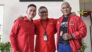 Sekjen PDIP Hasto Kristiyanto (tengah) bersama Wali Kota Solo Gibran Rakabuming Raka (kiri) dan Ketua Bidang Kehormatan PDI Perjuangan Komarudin Watubun (kanan) di Kantor DPP PDIP, Jakarta, Senin, 22/5/2023 | ist