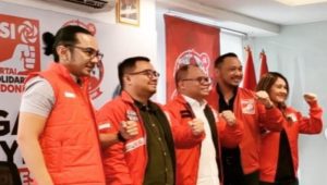 PSI mendaftarkan 580 bacaleg ke KPU dan menarget meraup 15 juta suara. Mantan kibordis band Kerispatih Doadibadai Hollo atau akrab disapa Badai (nomor tiga dari kiri) resmi bergabung PSI. | Ist