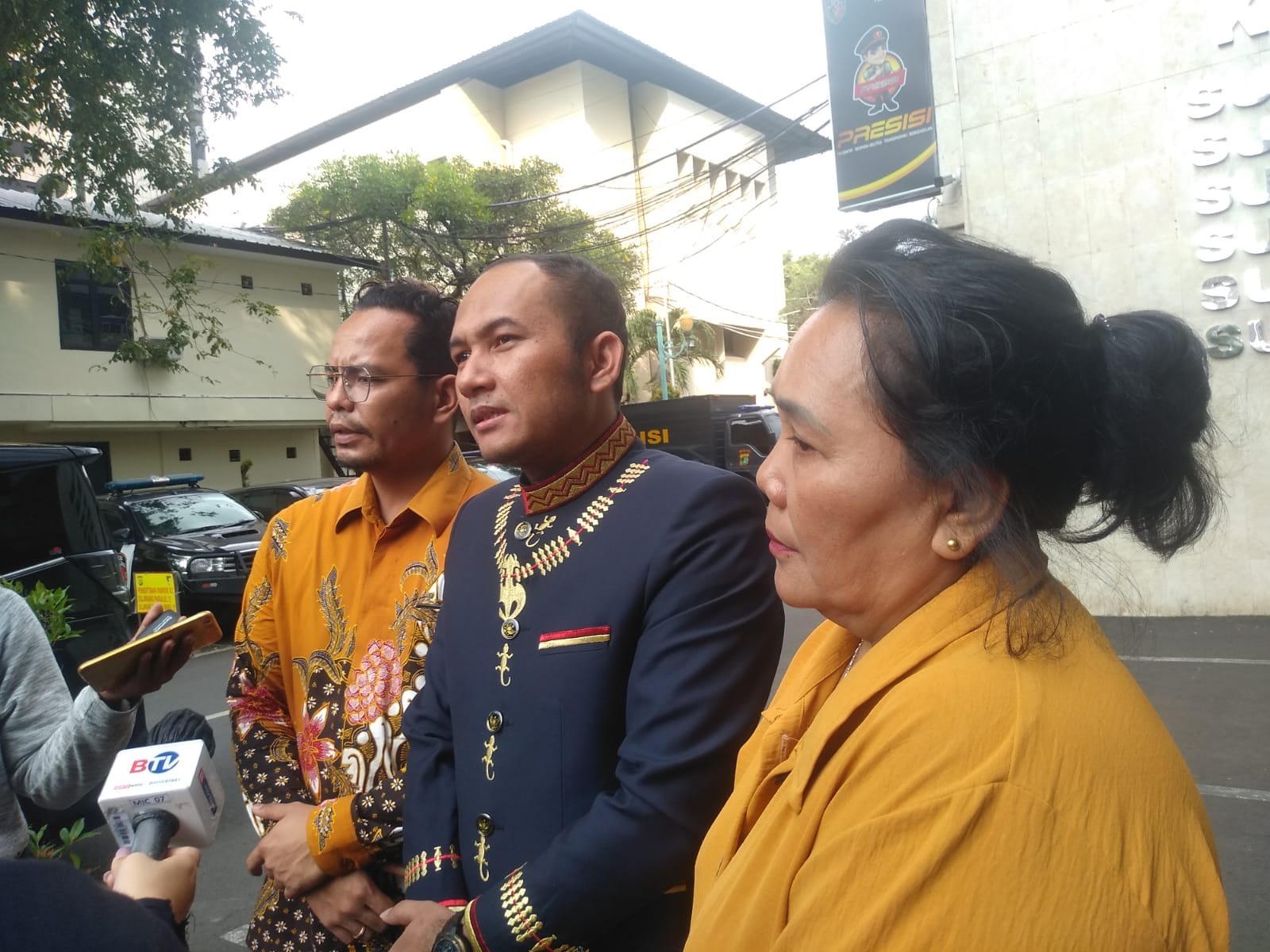 Keluarga Sony Rizal Taihitu, sopir taksi online yang dibunuh anggota Densus 88 Bripda HS, kembali datang ke Polda Metro Jaya untuk menanyakan perihal perkembangan kasus pembunuhan tersebut, Kamis, 4/5/2023