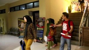 Polisi menahan majikan (tengah) yang melakukan penganiayaan terhadap ART. | Ist
