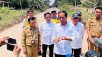 Presiden Jokowi meninjau jalan di Jambi. | Kementerian PUPR