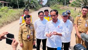 Presiden Jokowi meninjau jalan di Jambi. | Kementerian PUPR