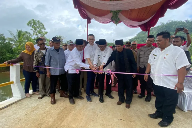 The Real Sultan! Warga Padang Bangun Jembatan Rp977,2 Juta Pakai Dana Pribadi
