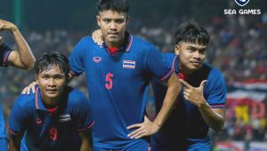 Pemain timnas U-22 Thailand, Songchai Thongcham (tengah) saat bersama para pemain Thailand.