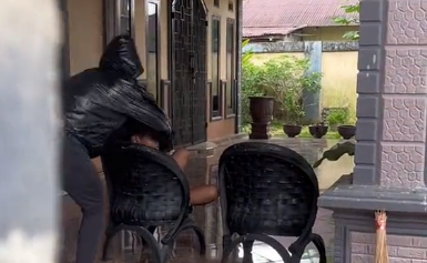 Viral Aksi Ayah Pura-pura Jadi Perampok Demi Hilangkan Kebiasaan Anak Main HP