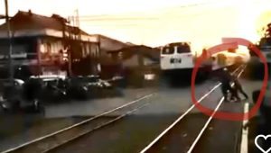 Aksi heroik petugas palang pintu menyelamatkan pejalan kaki dari tabrakan kereta api. | Tangkapan Layar Instagram @edansepurid