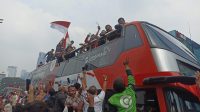 Warga DKI Jakarta antusias menyambut kedatangan Timnas U-22 Indonesia di rute pawai, Bundaran HI, Jakarta, Jumat. 19/5/2023. | Novia Suhari/Forum Keadilan
