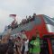 Warga DKI Jakarta antusias menyambut kedatangan Timnas U-22 Indonesia di rute pawai, Bundaran HI, Jakarta, Jumat. 19/5/2023. | Novia Suhari/Forum Keadilan