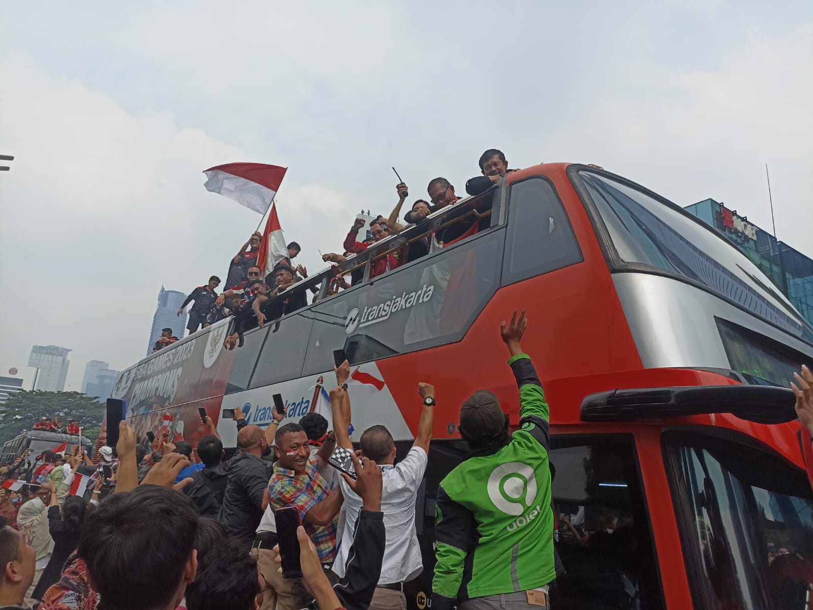 Warga DKI Jakarta antusias menyambut kedatangan Timnas U-22 Indonesia di rute pawai, Bundaran HI, Jakarta, Jumat. 19/5/2023. | Novia Suhari/Forum Keadilan