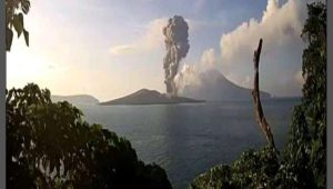 CCTV merekam lontaran abu vulkanik dari Gunung Anak Krakatau. | Dok PVMBG