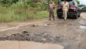 Gubernur Lampung Arinal Djunaidi saat meninjau jalan rusak di Lampung Tengah menjelang kunjungan Presiden Jokowi. | ist