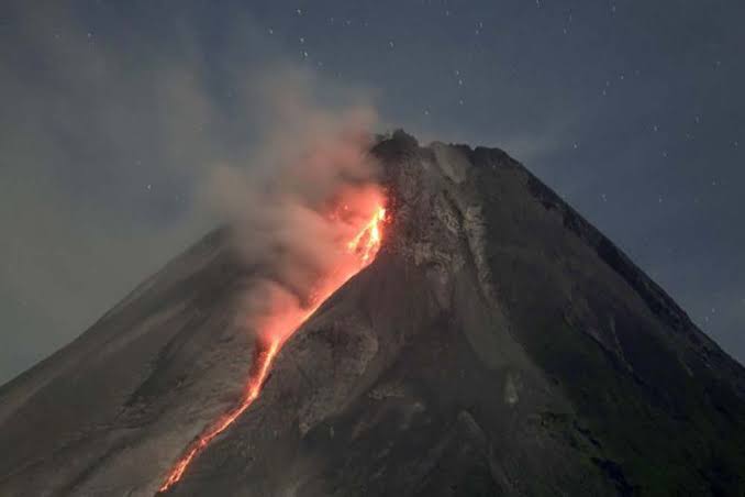 Gunung Merapi Luncurkan 15 Kali Lava Pijar Pagi Ini