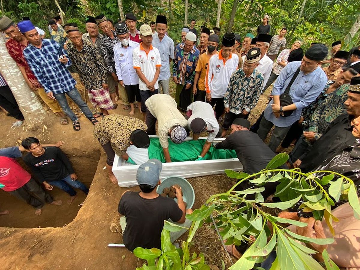 Pemakaman pelaku penembakan kantor MUI di Lampung, Rabu, 10/5/2023. | Ist