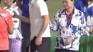 Bek timnas U-22 Thailand, Jonathan Khemdee saat penyerahan medali perak di SEA Games 2023, Selasa. | Ist