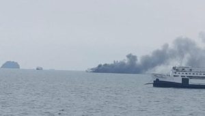 Kapal feri terbakar di Laut Merak. | Ist