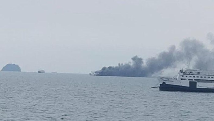 Kapal feri terbakar di Laut Merak. | Ist