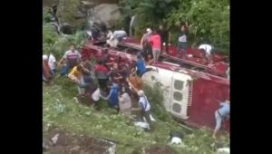 Tangkapan layar bus Pariwisata yang terperosok di kawasan Wisata Guci. | ist