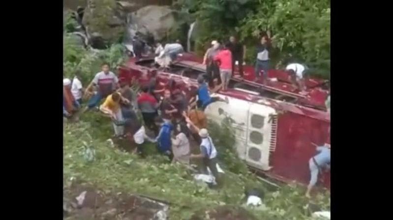 Bus Pariwisata Rombongan Peziarah Terjun ke Jurang di Kawasan Guci Tegal