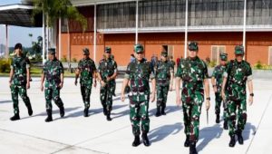 Panglima TNI Laksamana TNI Yudo Margono (dua kanan) tiba di Papua, Senin, 17/4/2023, untuk memimpin evaluasi operasi pencarian dan penyelamatan pilot Susi Air yang disandera oleh kelompok kriminal bersenjata (KKB) Papua. | Puspen TNI