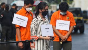 Tersangka Mario Dandy Satrio (kiri), Shane (kanan), dan pemeran pengganti tersangka AG (tengah) memperagakan adegan saat rekonstruksi kasus penganiayaan Cristalino David Ozora di Perumahan Green Permata Residance, Pesanggrahan, Jakarta, Jumat, 10/3/2023. | Ist