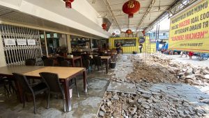 Kondisi bangunan 'makan jalan' yang dibongkar di Pluit. | Ist