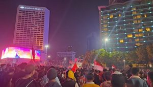 Ribuan suporter merayakan keberhasilan Indonesia meraih medali emas SEA Games 2023 di Bundaran HI, Jakarta, Selasa, 16/5/2023.