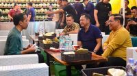 Presiden Jokowi bersama Mendagri Tito Karnavian, Sekretaris Kabinet Pramono Anung, dan sejumlah pejabat lain saat mentraktir makan durian Medan usai kemenangan Timnas U-22 di babak final SEA Games 2023, Selasa, 16/5/2023, malam. | Setpres