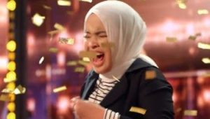 Putri Ariani meraih golden buzzer dari Simon Cowell di America's Got Talent. | ist