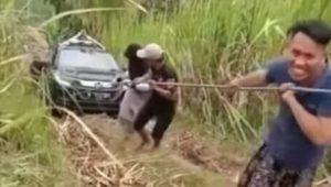 Mobil google maps ditarik warga setelah nyasar di perkebunan. | ist