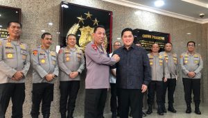 Kapolri Jenderal Pol Listyo Sigit Prabowo bersama Ketua PSSI Erick Thohir