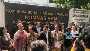 Aksi korban kebakaran Depo Plumpang di depan Komnas HAM
