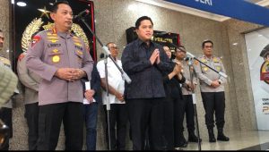 Ketua PSSI Erick Thohir bersama Kapolri Jenderal Listyo Sigit