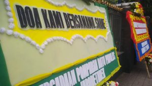 Karangan bunga berisi dukungan untuk Shane Lukas | Novia Suhari/forumkeadilan.com