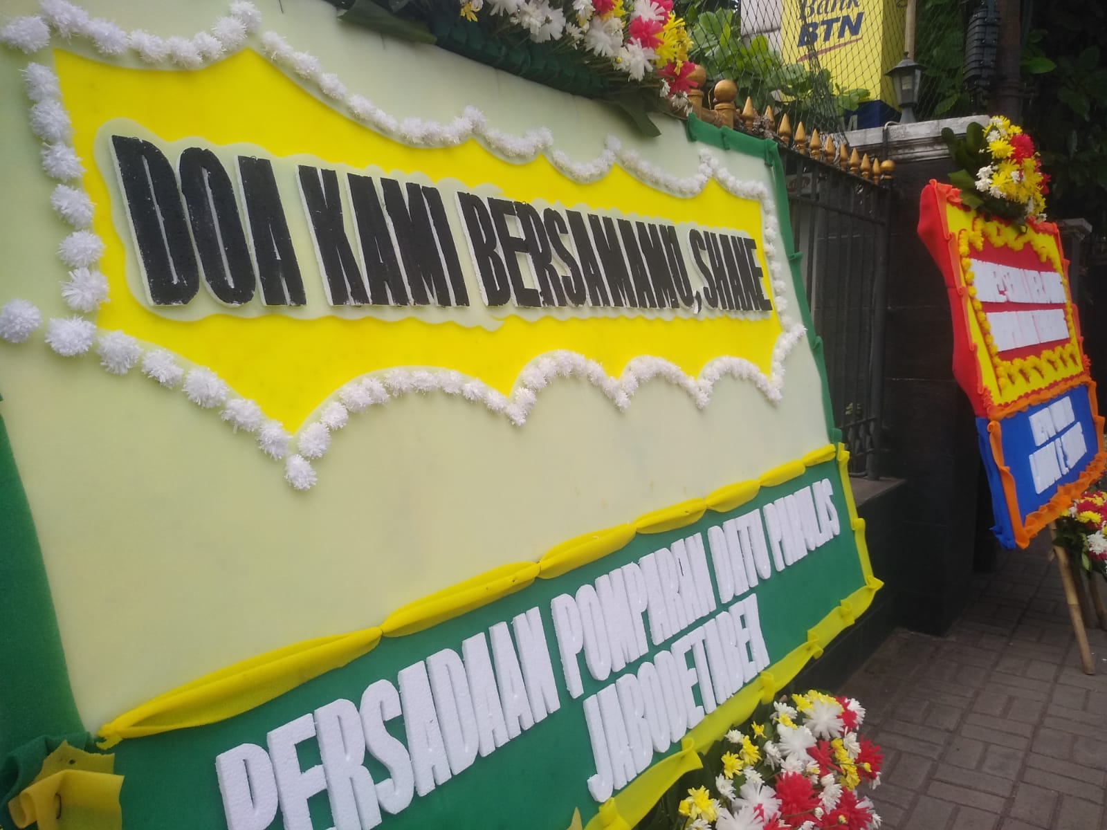 Karangan Bunga Berisi Dukungan untuk Shane Lukas Hadapi Sidang Perdana