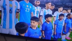 Jan Ethes Jadi Player Escort Martinez dalam laga FIFA Matchday Indonesia vs Argentina. | ist