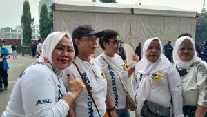 Ibu Neneng (ujung kiri) bersama teman-temannya dari Tambora, Jakarta Barat, menghadiri Apel Siaga Perubahan di GBK, Jakarta, Minggu, 16/7/2023 | Syahrul Baihaqi/Forum Keadilan