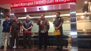 Menteri Koordinator Bidang Perekonomian Republik Indonesia Airlangga Hartarto selesai diperiksa Kejaksaan Agung (Kejagung) terkait kasus ekspor crude palm oil (CPO) atau bahan baku minyak goreng, Senin, 23/7/2023 | Merinda Faradianti/Forum Keadilan
