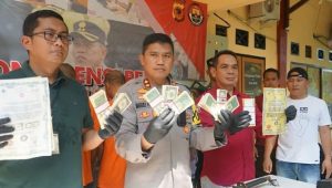 Polres Sukabumi menunjukkan barang bukti uang palsu senilai puluhan triliun rupiah. | Antara