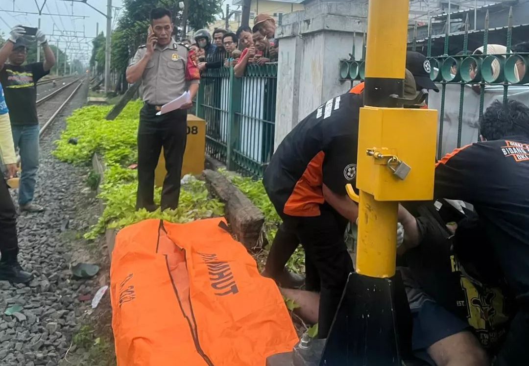 Pengendara motor tewas tertabrak kereta api (KA) di Matraman, Jakarta Timur (Jaktim), setelah membuka palang pintu perlintasan yang sudah tertutup.